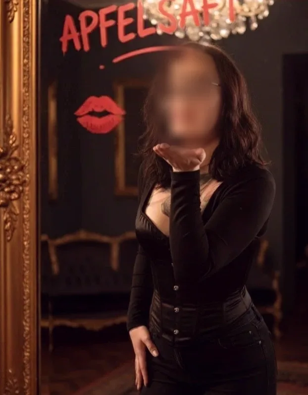 Amira, 34