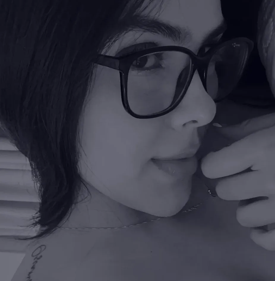 Özlem, 23